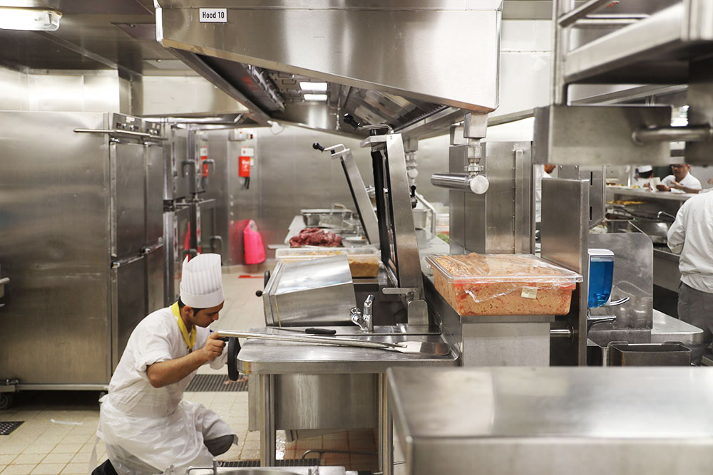 Cruise ship galley work: hygiene as a top priority
